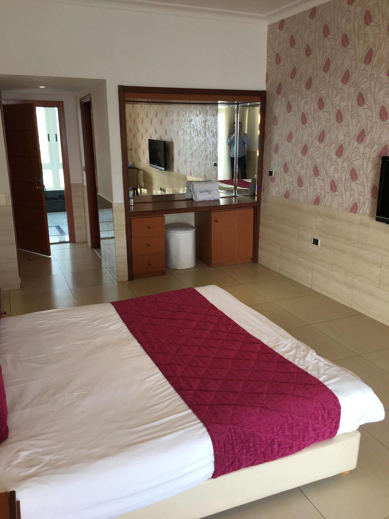 Sawary Beach Hotel Batroûn Esterno foto