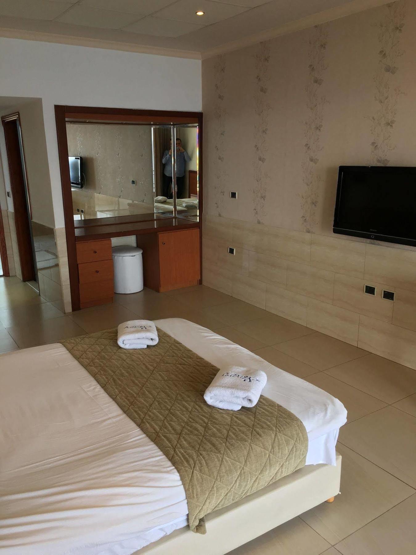 Sawary Beach Hotel Batroûn Esterno foto