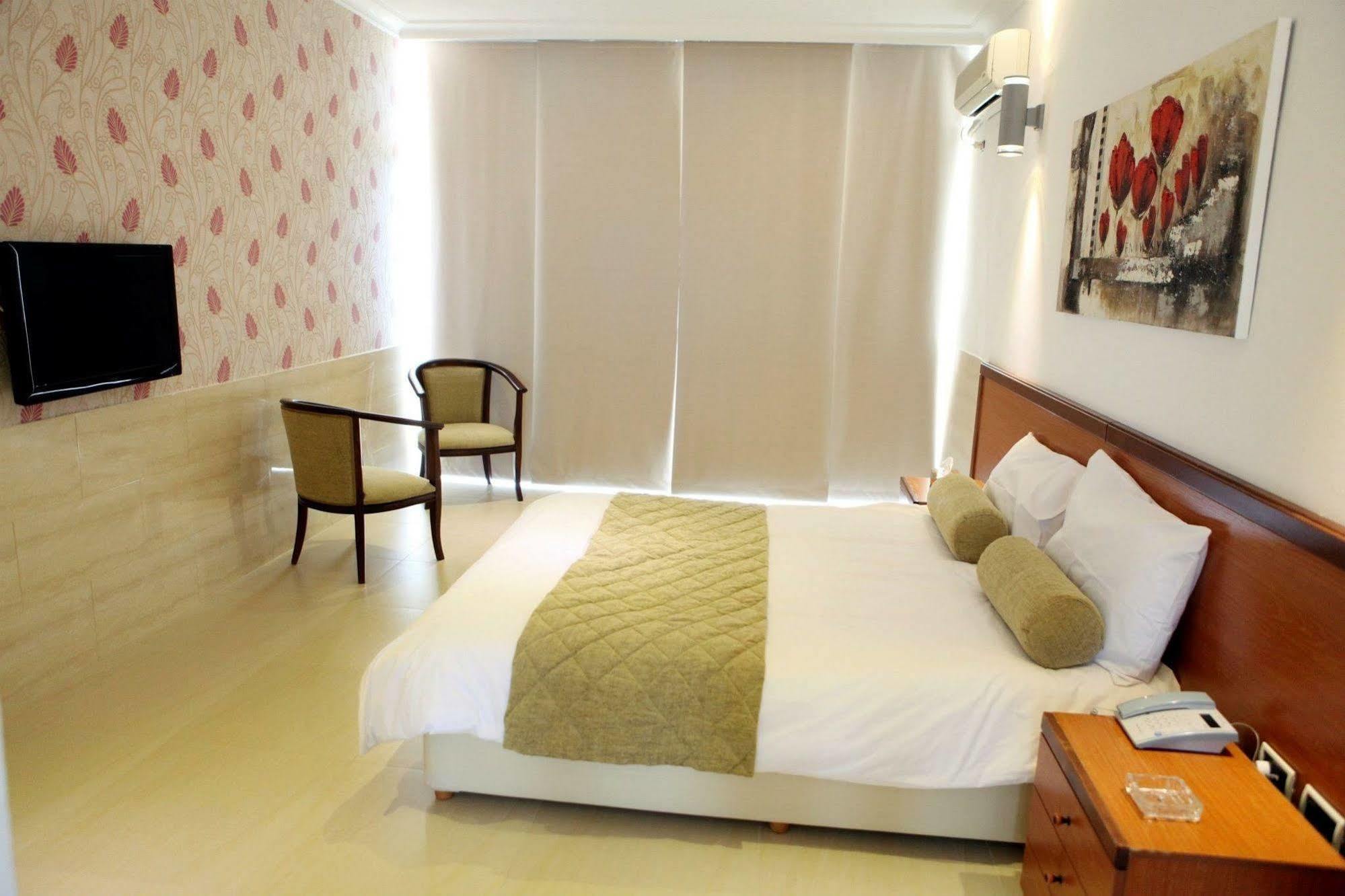Sawary Beach Hotel Batroûn Esterno foto